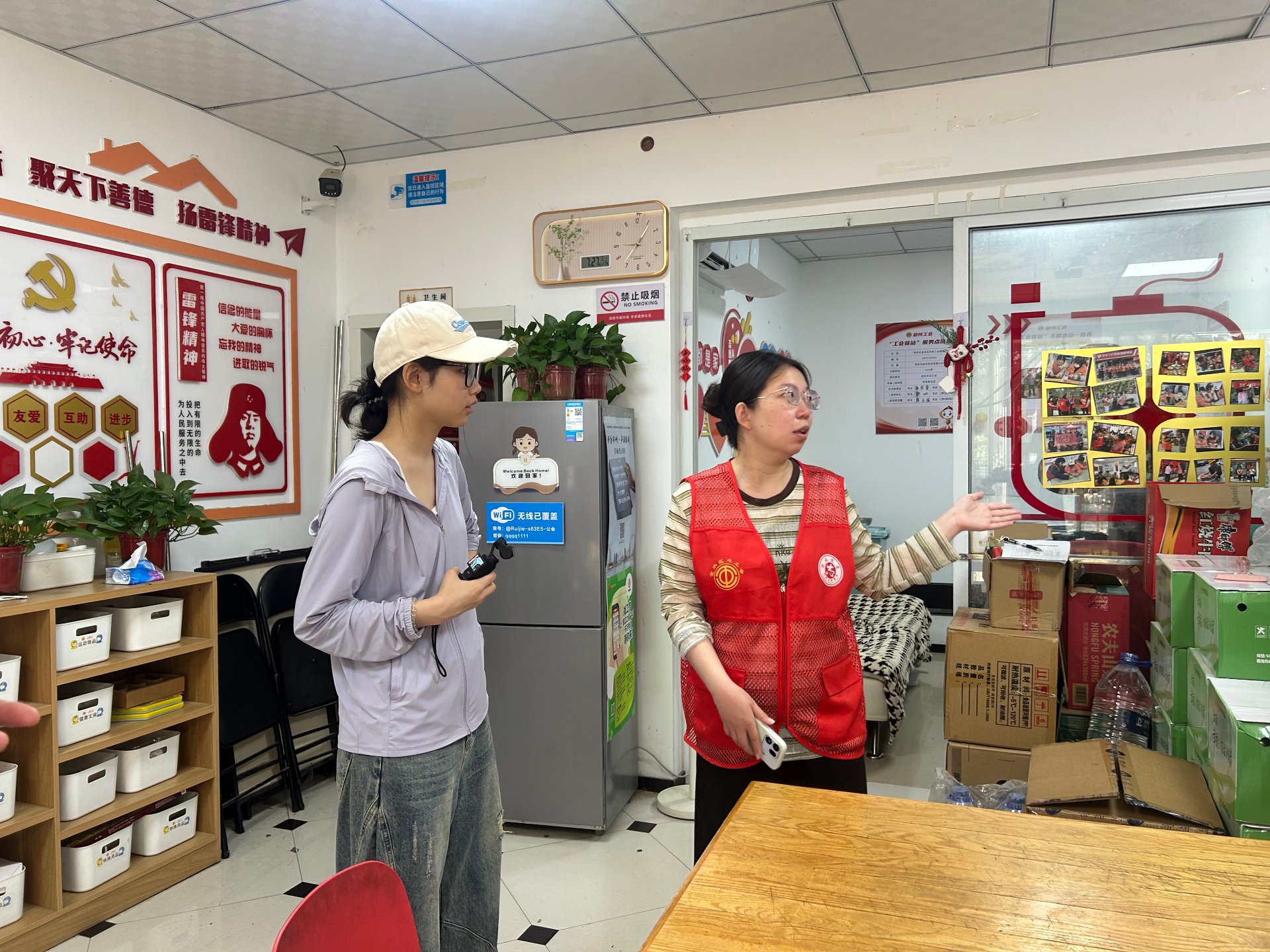 项目组成员采访驿站工作人员